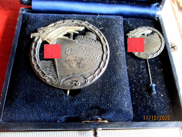 Set Kriegsmarine Orden Blockadebrecher-Abzeichen im Etui mit Miniatur aus einem alten Händlerbestand