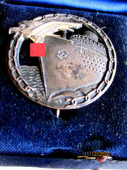 Set Kriegsmarine Orden Blockadebrecher-Abzeichen im Etui mit Miniatur aus einem alten Händlerbestand