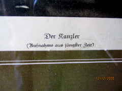 Adolf Hitler Amtsstubenbild Foto um 1940 Führer Portrait Der Kanzler ( Aufnahme aus jüngster Zeit ) Maße ca 44,5 x 35 cm