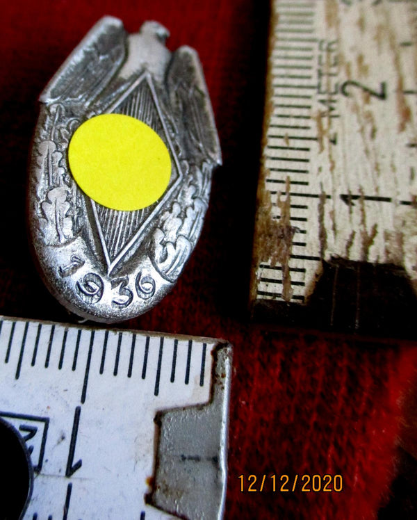 HJ BDM Siegernadel aus 1936 Abzeichen mit HK an Nadel aus einem alten Händlerbestand