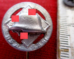Stahlhelm Abzeichen Anstecknadel mit HK Freikorps aus einem alten Händlerbestand