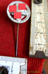 Stahlhelm Abzeichen Anstecknadel mit HK Freikorps aus einem alten Händlerbestand