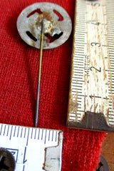 Stahlhelm Abzeichen Anstecknadel mit HK Freikorps aus einem alten Händlerbestand