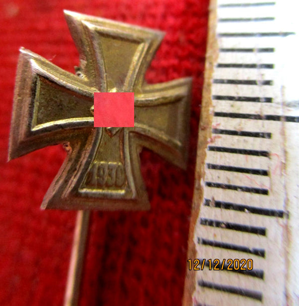 Anstecknadel eiserne Kreuz EK emailliert mit HK aus einem alten Händlerbestand