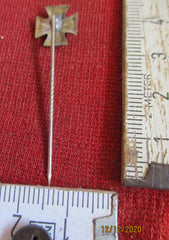 Anstecknadel eiserne Kreuz EK emailliert mit HK aus einem alten Händlerbestand