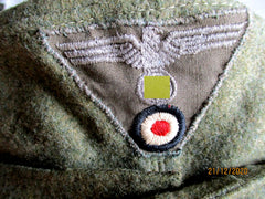Wehrmacht Mütze Feldmütze M43 Mannschaft Wolle feldgrau Größe ca 57 vorne mit Bevo gewebten Reichsadler HK und Kokarde sowie Druckknöpfen Innen dunkles Seidenfutter aus einem alten Händlerbestand