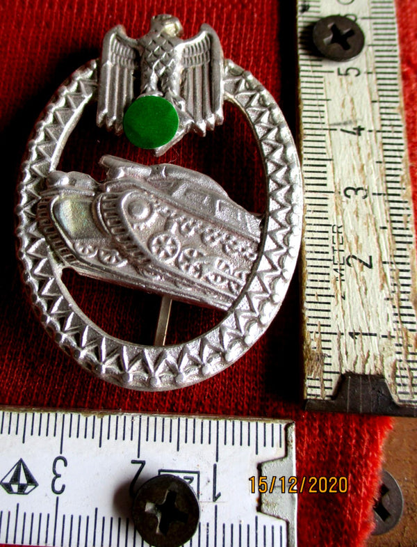 Panzer Panzerkampfabzeichen in Silber rückseitig an 4 Splinten mit HK Barett Uniform