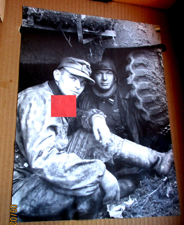 Deckungsloch unter Panzer SS Photo Propaganda Maße ca 40x30 cm schweres Papier