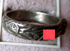 SS-Ehrenring (Totenkopfring) mit Etui – Reichsführer-Gravur, Totenkopf & SS-Rune, Museumsanfertigung | Art.-Nr. 34524