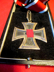Ritterkreuz mit Eichenlaub im Etui mit Magnetischem Kern am Band Museumsanfertigung Nachkriegsfertigung Souval