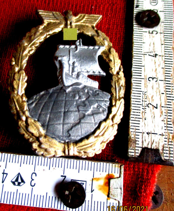 Kriegsmarine Kriegsabzeichen Hilfskreuzer an breiter Nadel mit Punze aus einem alten Händlerbestand
