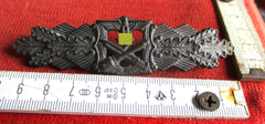 Nahkampfspange in Silber Herstellermarkierung "Ausf. A.G.M.u.K. Gablonz" und "FEC.W.E. PEEKHAUS BERLIN" guter Zustand