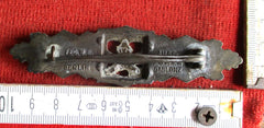 Nahkampfspange in Silber Herstellermarkierung "Ausf. A.G.M.u.K. Gablonz" und "FEC.W.E. PEEKHAUS BERLIN" guter Zustand