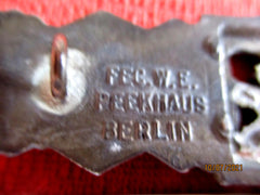 Nahkampfspange in Silber Herstellermarkierung "Ausf. A.G.M.u.K. Gablonz" und "FEC.W.E. PEEKHAUS BERLIN" guter Zustand