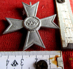 KVK mit HK ohne Schwerter Kriegsverdienstkreuz in Metall  Schöne Museumsanfertigung