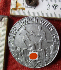 HJ Staffellauf „Quer durch Wien“ – Abzeichen an Nadel mit HK, gemarkt | Original Militaria