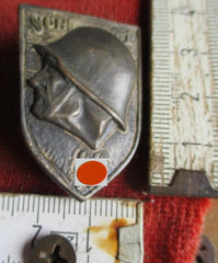 Waffen-SS – Regimentsabzeichen gemarkt RZM L/12 | * Sch * / * 21 * | Originalstück
