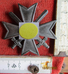 Kriegsverdienstkreuz 1. Klasse mit Schwertern | Gepunzte breite Nadel | KVK | Originalstück
