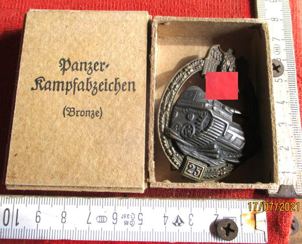 Panzerkampfabzeichen in Bronze Einsatzzahl 25, Hersteller L 43 (Josef Feix Söhne mit Sitz in Gablonz) mit zugehöriger Verleihungsschachtel
