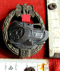 Panzerkampfabzeichen in Bronze Einsatzzahl 25, Hersteller L 43 (Josef Feix Söhne mit Sitz in Gablonz) mit zugehöriger Verleihungsschachtel