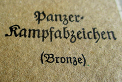 Panzerkampfabzeichen in Bronze Einsatzzahl 25, Hersteller L 43 (Josef Feix Söhne mit Sitz in Gablonz) mit zugehöriger Verleihungsschachtel