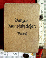 Panzerkampfabzeichen in Bronze Einsatzzahl 25, Hersteller L 43 (Josef Feix Söhne mit Sitz in Gablonz) mit zugehöriger Verleihungsschachtel