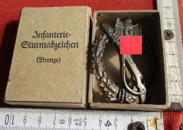 Wehrmacht Orden Infanterie Sturmabzeichen, in BRONZE MIT zugehöriger Verleihungsschachtel L43 SCHACHTEL frühe qualitätvolle Fertigung der Firma FBU
