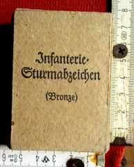 Wehrmacht Orden Infanterie Sturmabzeichen, in BRONZE MIT zugehöriger Verleihungsschachtel L43 SCHACHTEL frühe qualitätvolle Fertigung der Firma FBU
