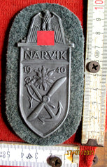 Wehrmacht Narvikschild auf Heeresstoff Ärmelschild Metall mit Papierabdeckung und Stoff auf der Rückseite