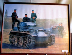 Soldaten Wehrmacht auf Panzer mit Stabswagen im Rahmen - Glas beschädigt