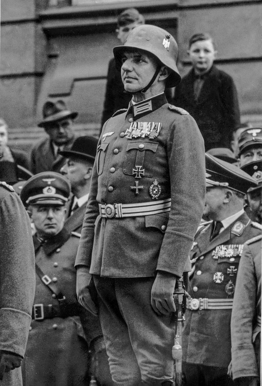 Uniformen und Zubehör